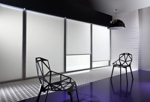 Bez względu na wybrany sposób sterowania, tkanina porusza się płynnie i może być zatrzymana w dowolnej pozycji na oknie