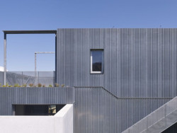 W sumie w projekcie wykorzystano około 4,4 ton RHEINZINK materiału perforowanego powstałego na bazie profilu trapezowego