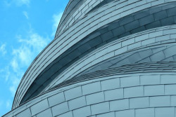 Profil okładziny zewnętrznej z tytan-cynku został zaprojektowany tak, aby zapewnić optymalne pasywne zacienienia na fasadach południowej i zachodniej części