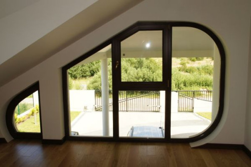 Współczesna stolarka okienna łączy w sobie atrakcyjny wygląd i bardzo dobre parametry użytkowe