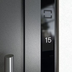 Komunikacja między wyświetlaczem a sterownikiem drzwi odbywa się w trybie zaszyfrowanym