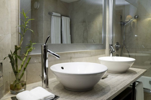 Oferta Pfleiderer obejmuje materiały, które wykorzystać można na różnych etapach wykończenia i wyposażania łazienki