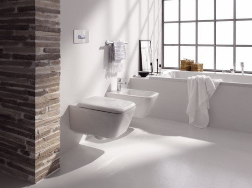 Odpowiednie rozmieszczenie mebli i ceramiki sprawi, że na środku małej łazienki znajdzie się przestrzeń, z której mogą ze swobodą korzystać 2 czy 3 osoby