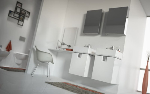 Pojemne i odporne na wilgoć meble TWINS można postawić na nóżkach lub powiesić nad posadzką