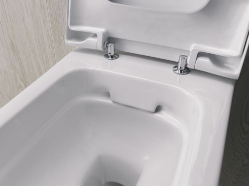 Warunkiem dobrej zabawy w łazience jest bezpieczeństwo. Miski Rimfree bez kołnierza podnoszą standard higieny. Wolnoopadająca deska zapobiega przypadkowemu przytrzaśnięciu palców