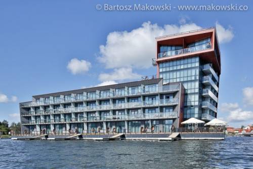 Zwany hotelem na wodzie, to jedyny w swoim rodzaju obiekt łącząc wszystkie elementy luksusu tworzy niezwykłe miejsce w samym sercu Krainy Tysiąca Jezior