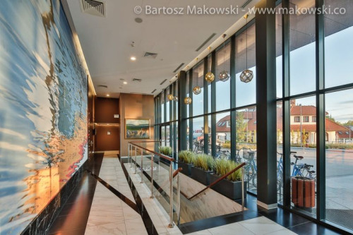 Duże przeszklenia oraz pokrycie fasady szkłem sprawia, że wewnątrz hotelu jest jasno, a słońce tworzy dodatkowy efekt wizualny