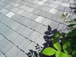 GRANIT to małe trapezowe kostki o różnorodnych barwach pozwalające na budowę ciekawych wzorów