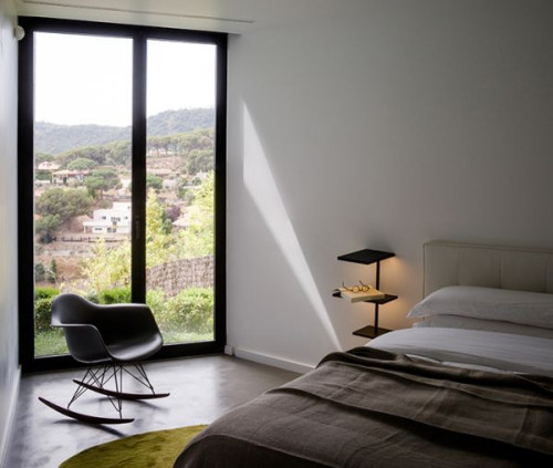 W kolekcji lamp SUITE designerów Jordi Vilardell i Meritxell Vidal instalacja świetlna, meble i akcesoria połączone zostały w całość z oświetleniem LED