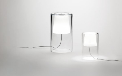 Tradycyjna, półprzejrzysta forma klasycznej lampki nocnej została zamknięta w przejrzystym słoju z borokrzemowego szkła
