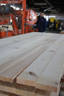 Jej park maszynowy składa się z zaawansowanych technicznie centrów obróbczych, automatycznych linii CNC i zautomatyzowanych lakierni