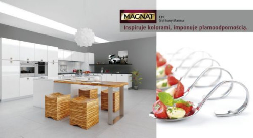 Kolorystyczny kontrast dla grafitowych ścian stworzą czerwone elementy wyposażenia, jak czajnik czy toster