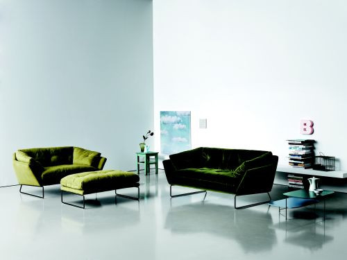 Mniejsza sofa New York Suite oraz podnóżek, SABA Italia, w nowym obiciu: rozbielona zieleń i większa sofa w obiciu w ciemnej zieleni