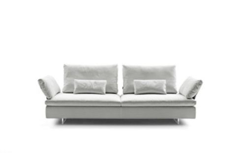 Osadzono je na pasach tkaniny ze sztucznego tworzywa, dzięki czemu sofa jest lekka – nie tylko optycznie