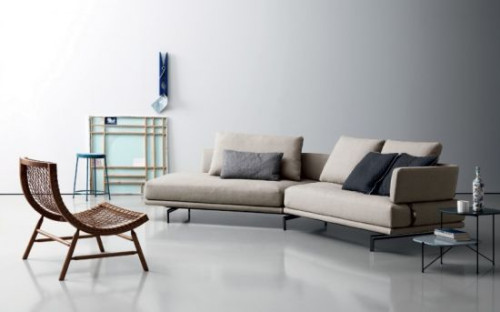 Nóżki sofy zyskały eleganckie, chromowane, czarne wykończenie