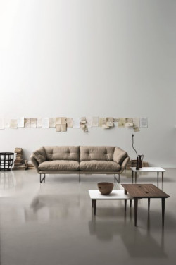 Rama sofy wykonana jest ze stalowych prętów