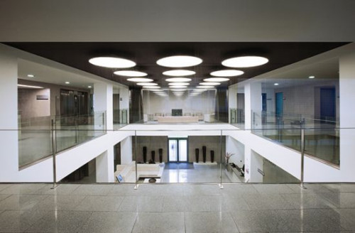 VIBIA proponuje też lampy BIG w wersji, która może być montowana pod kątem i doskonale się sprawdza w projektach, gdzie bierzemy pod uwagę wywarcie odpowiedniego wrażenia