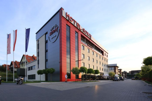 Przestrzenie zdominowane przez monochromatyczne barwy o niemal surowym charakterze są modne od dłuższego czasu i skutecznie przykuwają uwagę odbiorcy