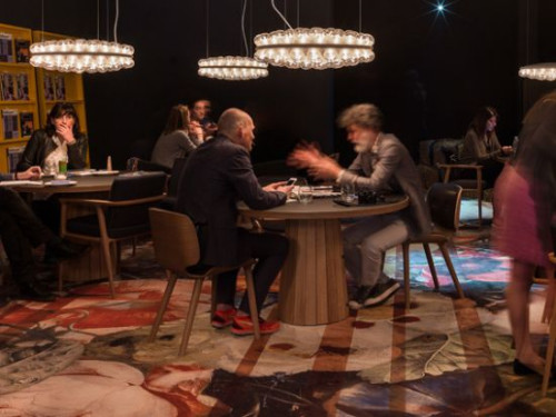 Lampy Prop Light jako oświetlenie miejsca spotkań, targi w Mediolanie, 2015 r.