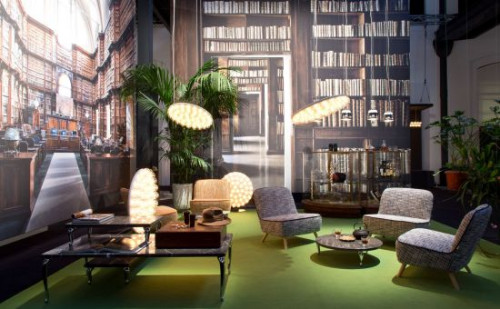 Wnętrze gabinetu z biblioteką oświetlone lampami Prop Light;  ekspozycja targowa MOOOI, 2014 r.