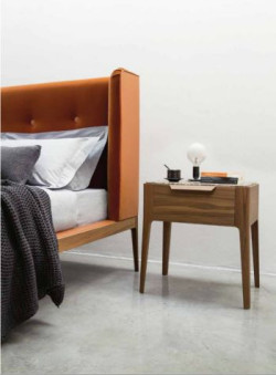 Przykład wykończenia łóżka: z wysokim zagłówkiem, przytwierdzonym do ramy, ozdobionym pikowaniem i guzami tapicerskimi