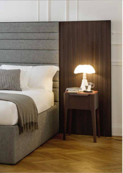 Stolik nocny ZIGGY Night z litego drewna orzechowego, z marmurowym lub drewnianym blatem