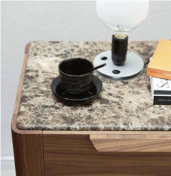 ZIGGY Night, detal: stolik nocny z marmurowym blatem