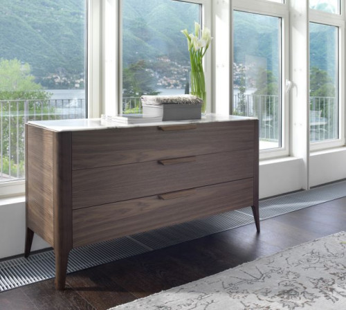 Wygodna komoda ZIGGY z trzema szerokimi szufladami, z litego drewna orzechowego, z blatem marmurowym lub drewnianym