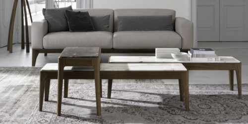 W zestawie ZIGGY są różnej wielkości i wysokości stoliki pomocnicze i kawowe