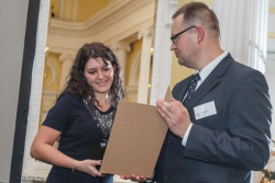 Diament Meblarstwa 2016&quot; dla Pfleiderer odebrała p. Malwina Rostalska-Dłużniak, Product Manager