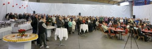 Hala magazynowa działu okleinowania odświętnie została przybrana przez Restaurację Portofino, która raczyła wszystkich zgromadzonych swoja wigilijną kuchnią