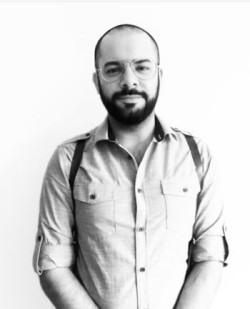 Filippo Mambretti urodził się w Como w 1981 r. Jest absolwentem dwóch wydziałów politechniki w Mediolanie: wnętrzarstwa i projektowania mebli