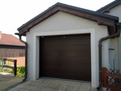 Bramy segmentowe serii RSD01 posiadają prostą konstrukcję i są przeznaczone do zastosowania w małych otworach garażowych