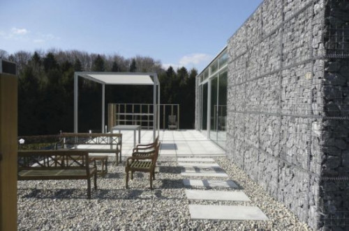 Konstrukcje gabionowe nie tylko oryginalnie wyglądają, ale także oferują dodatkowe właściwości, takie jak izolacja termiczna