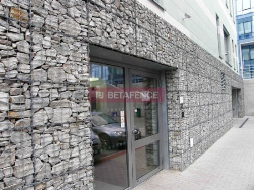 Konstrukcje gabionowe stosuje się niekiedy jako tzw. okładzinę elewacyjną, zwaną z angielska claddingiem