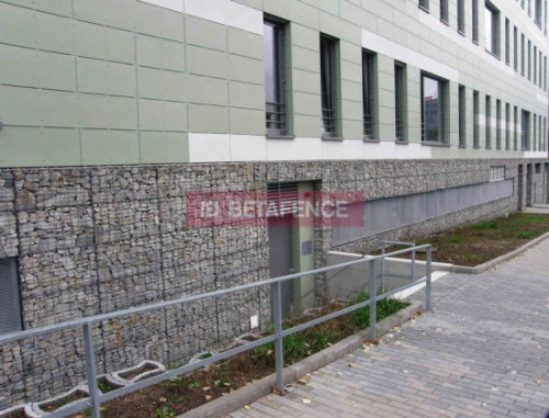 Aby gabiony skutecznie spełniały funkcje estetyczną oraz izolacyjną przez wiele lat, muszą zostać prawidłowo zamocowane do ściany nośnej