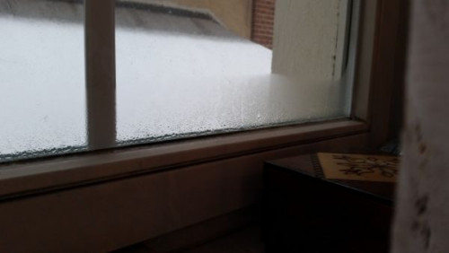 Skroplona para wodna na szybach: poziom wilgotności względnej powietrza osiągnął temperaturę punktu rosy: rozpoczęło się pozbywanie wilgoci z powietrza