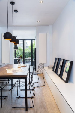 Odważne połączenie kolorów z minimalizmem oraz nawiązywanie do wzornictwa z lat 60. 70. i 80. oznacza tylko jedno – styl retro