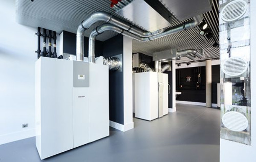 Nowy budynek został wzniesiony tuż przy Dr.-Stiebel-Straße i tworzy nowy wizerunek firmy