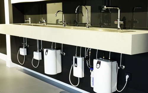 Przestrzenna restauracja dla pracowników i gości uzupełnia funkcjonalność obiektu