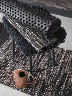 Wykonane ze szlachetnych tkanin, zwracają uwagę oryginalnymi splotami, modną kolorystyką i nowoczesnymi wykończeniami