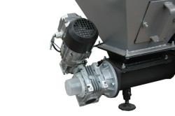 Wyposażony jest w mechaniczny podajnik paliwa ślimakowy w całości wykonany z żeliwa