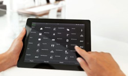 Za pomocą tabletu można bezprzewodowo monitorować i konfi gurować sieci eNet