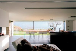 W pozycji zamkniętej stolarka nie stwarza właściwie żadnych widocznych barier pomiędzy wnętrzem a otoczeniem