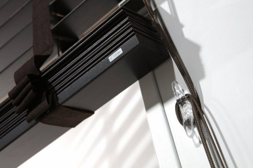 Żaluzja drewniana 70 mm wykonana jest z listew drewnianych, dolnej listwy obciążającej, mechanizmu sterującego i drewnianej maskownicy