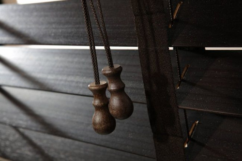 Produkt oferowany jest w stonowanej, ponadczasowej kolorystyce - odcieniach bieli, brązu, czekolady, szarości