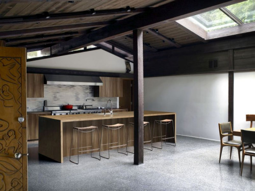 Surowość metalu, chłód kamienia i szkła w aranżacjach loftowych często podkreśla się (i zarazem łagodzi) zestawieniem z materiałami na wskroś ciepłymi - na przykład z naturalnym drewnem