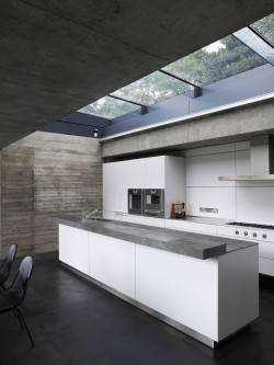 Idealnie pasujące do stylistyki loftów metaliczne powierzchnie, są trudne w codziennym użytkowaniu