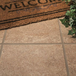 Należy pamiętać, że większa nasiąkliwość fugi użytej na zewnątrz to również większe zagrożenie zamarzania i wykruszania się jej zimą, skąd już krótka droga do widocznych uszkodzeń na tarasie