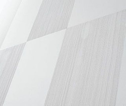 Na porowatej płaszczyźnie promienie ulegają rozproszeniu, co wywołuje wrażenie jaśniejszej barwy